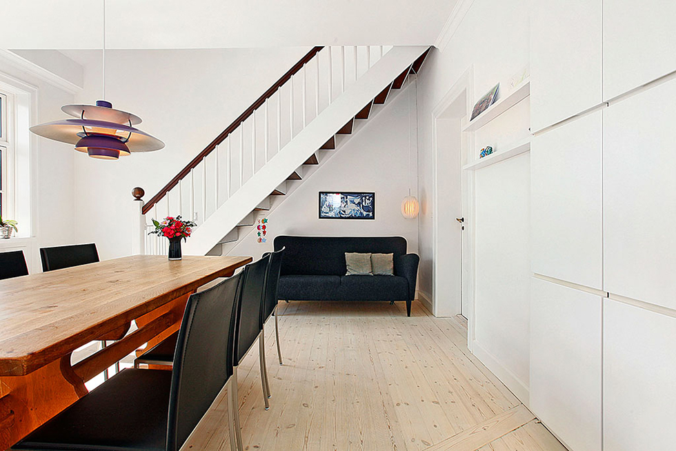 arkitektur fotografi af køkken med trappe